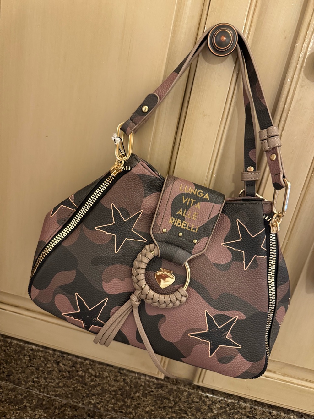 Le Pandorine Vicky Babe Ribelli Star Camo Leather Shoulder Bag - tan/black